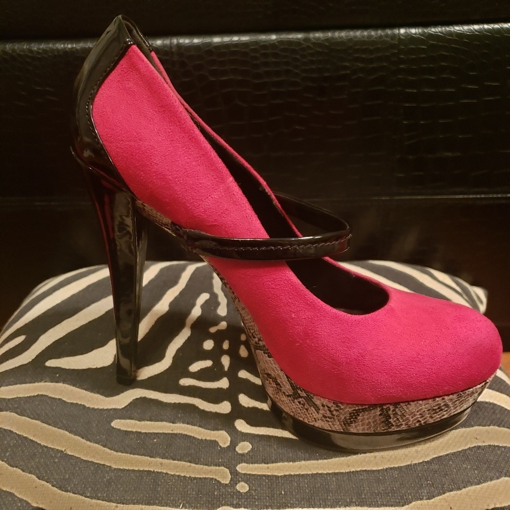 Call it spring pink, black and snakeskin heel